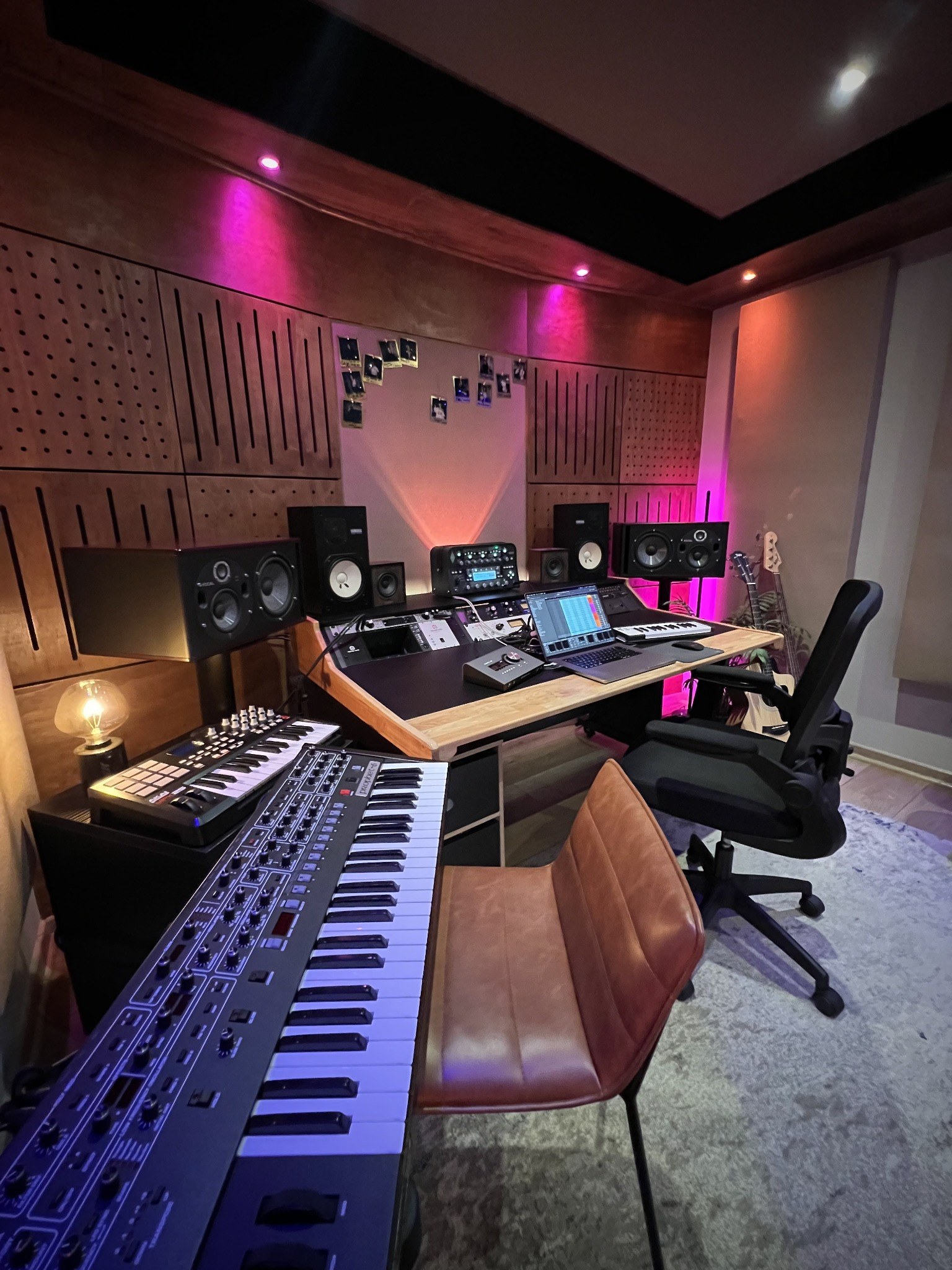 Sintetizadores y monitores en la sala de producción