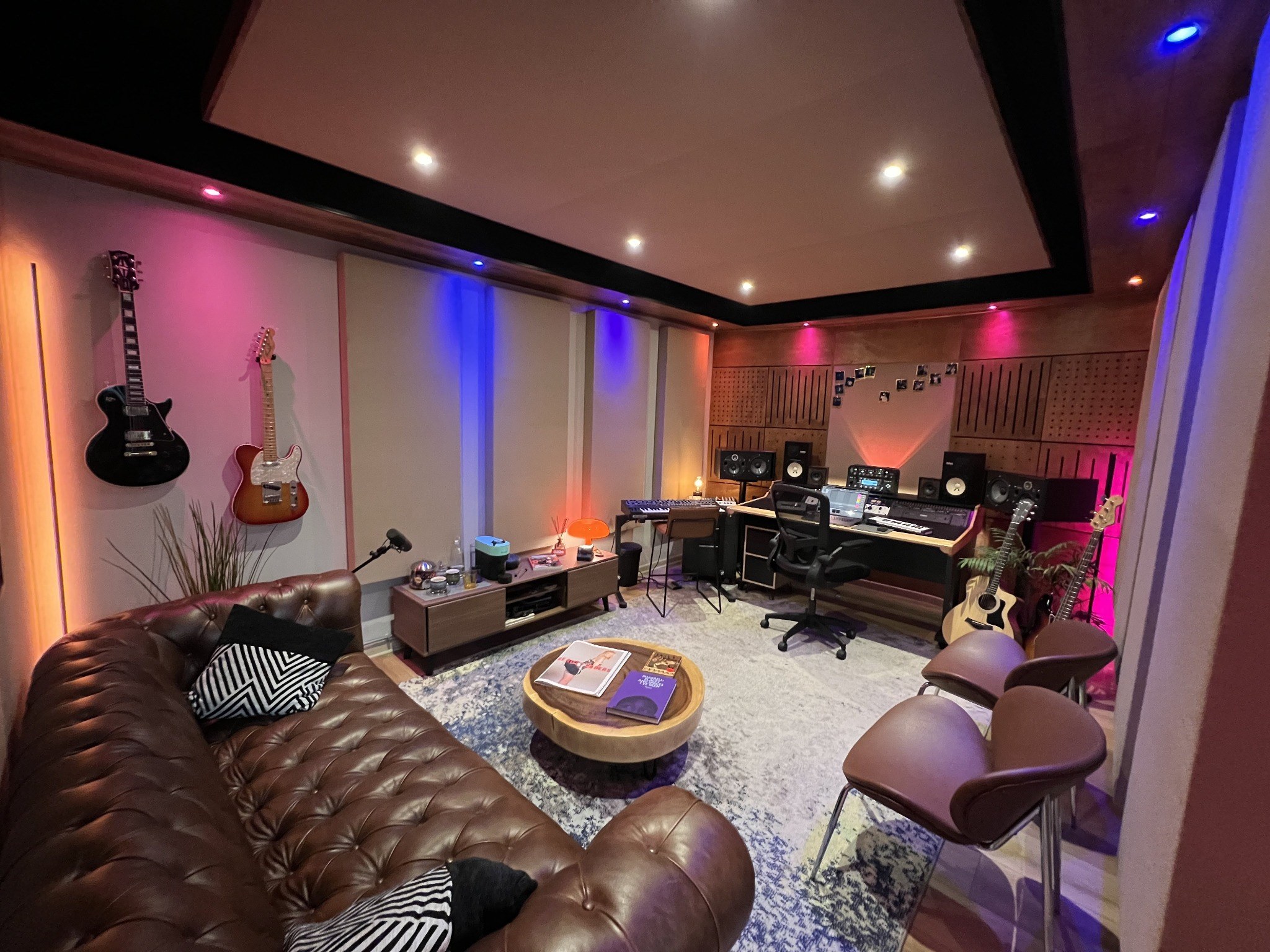 Vista general del estudio de Nicolás Chávez, con instrumentos y sala de control